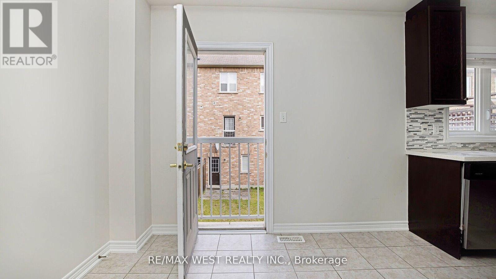 Photo 31 of 9 Freeland Hill W, Brampton ON