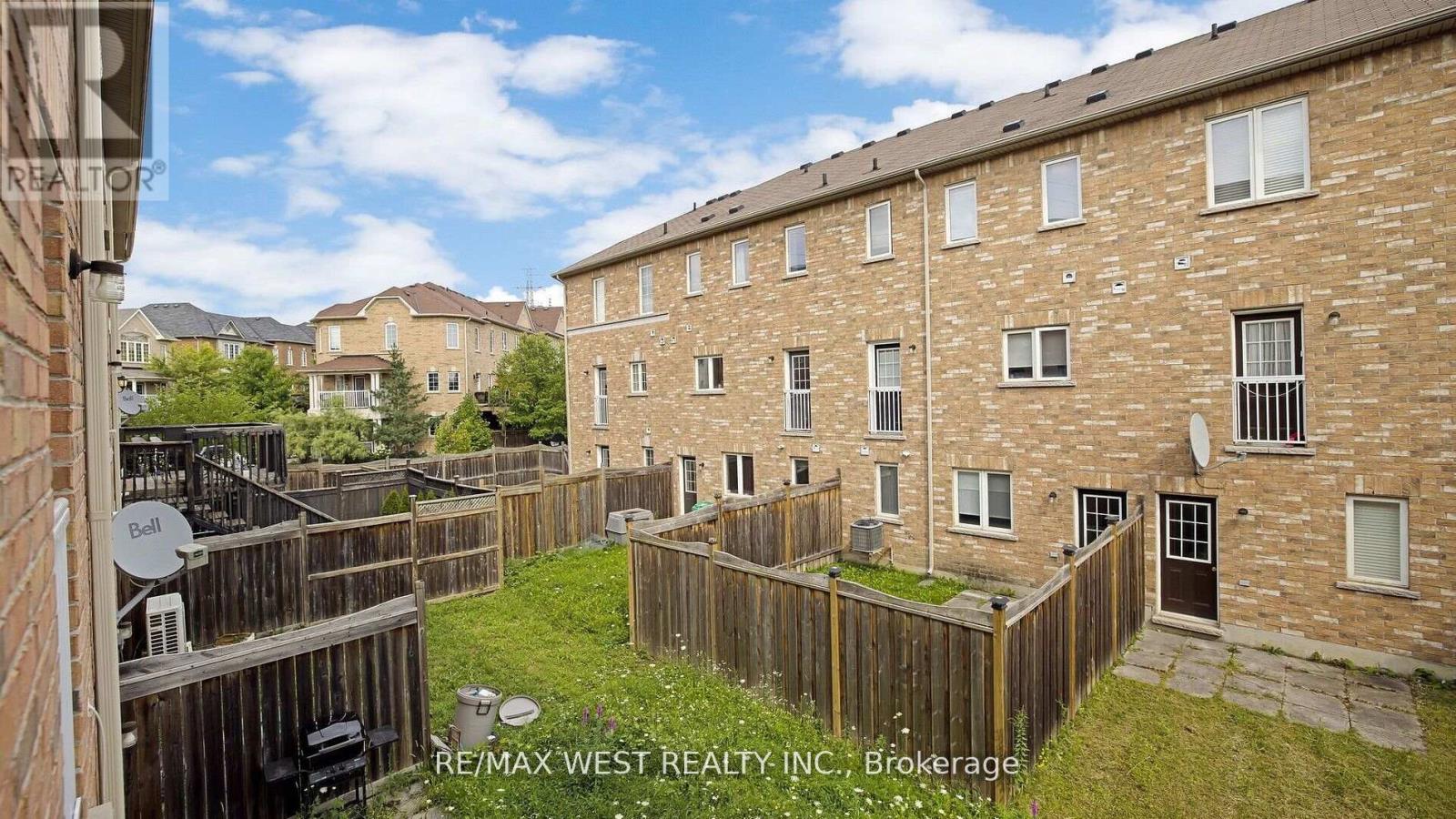 Photo 34 of 9 Freeland Hill W, Brampton ON