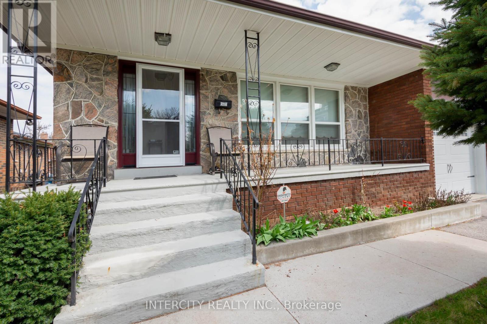 Photo 4 of 852 Glencairn Avenue, Toronto ON
