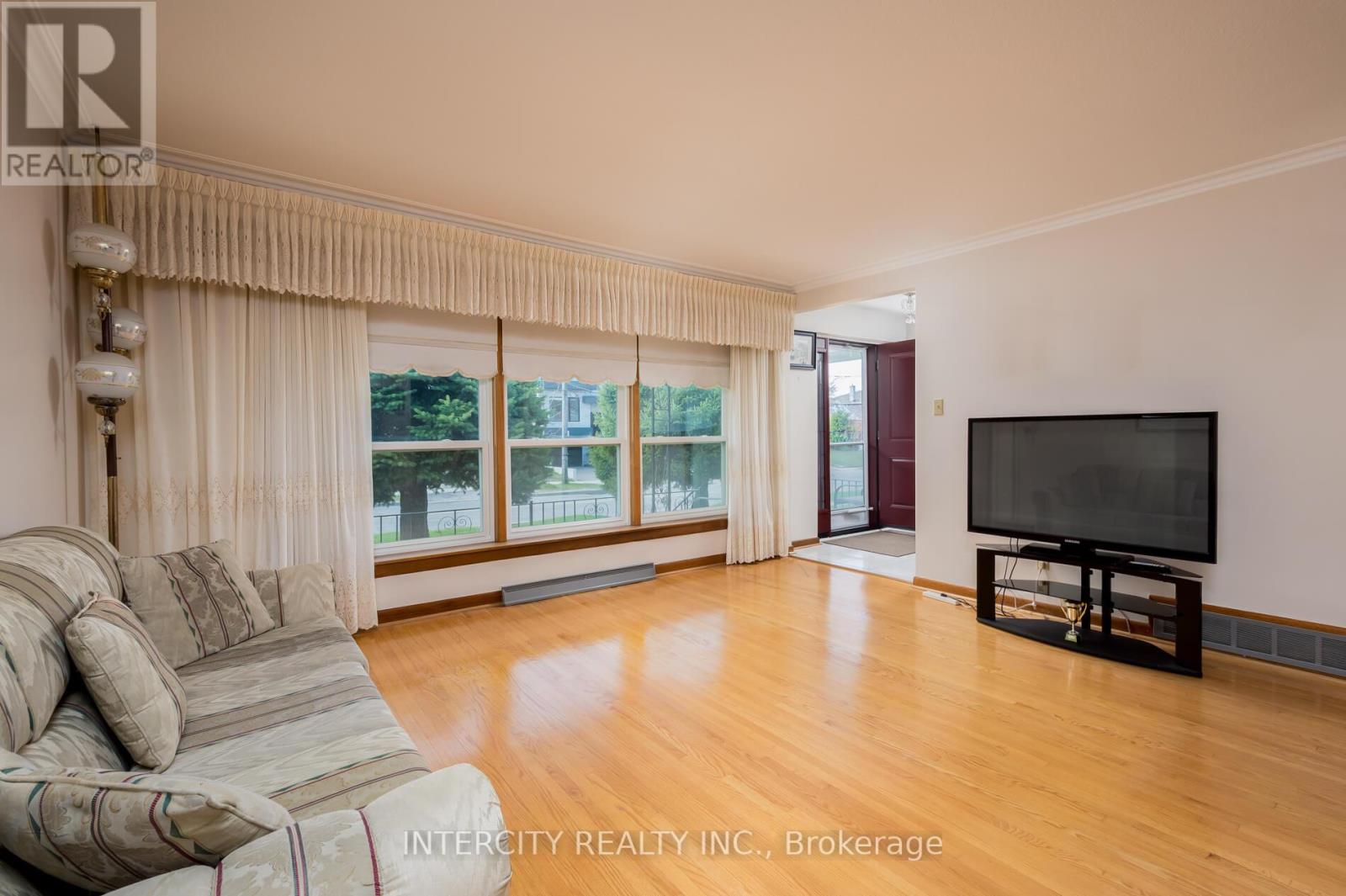 Photo 7 of 852 Glencairn Avenue, Toronto ON