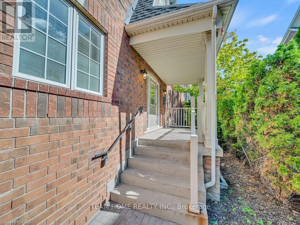 Photo 4 of 1 700 Neighbourhood Circle, Mississauga ON