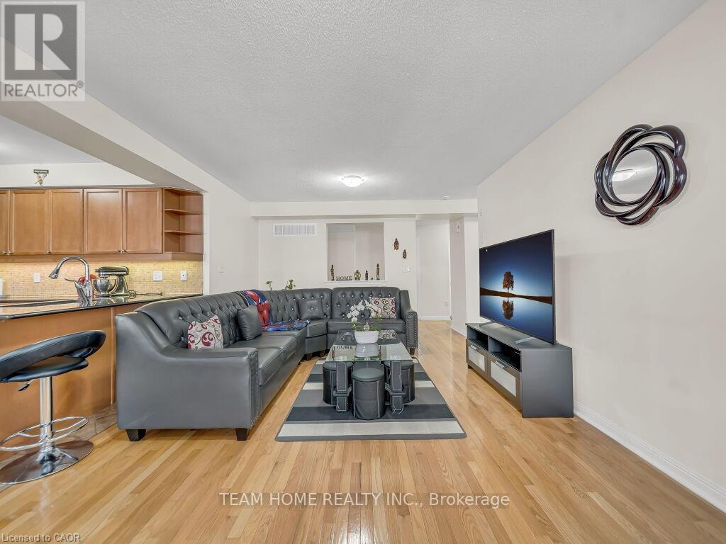 Photo 9 of 1 700 Neighbourhood Circle, Mississauga ON