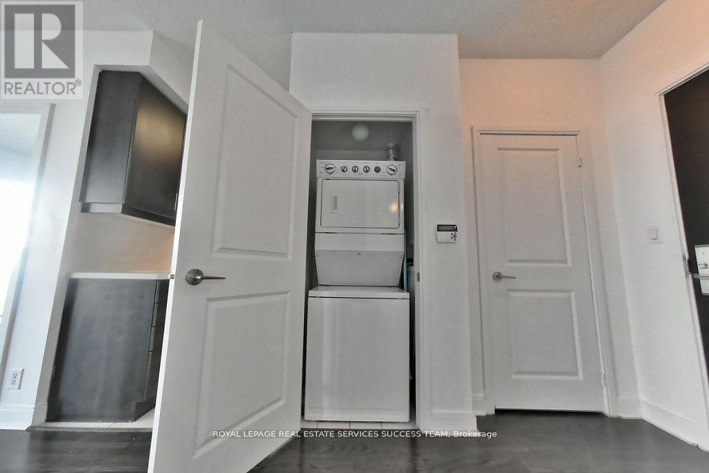 Photo 8 of 4808 60 Absolute Avenue, Mississauga ON