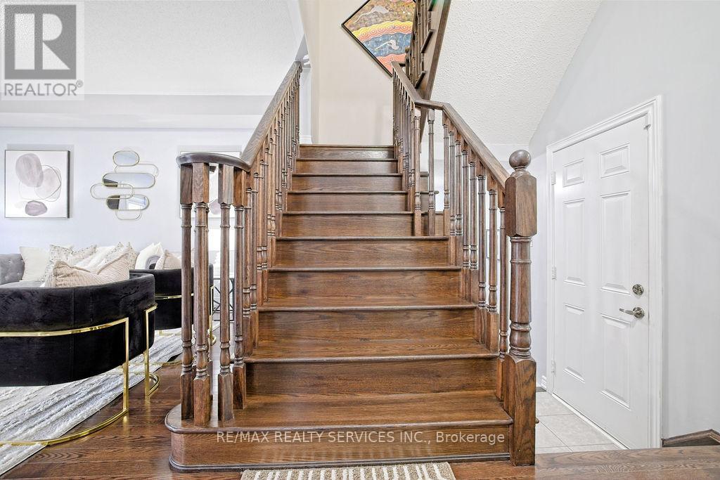 Photo 13 of 11 Trentonian Street, Brampton ON