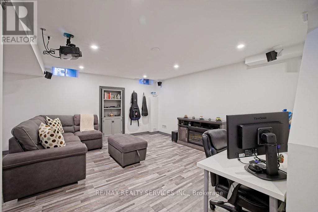 Photo 30 of 11 Trentonian Street, Brampton ON