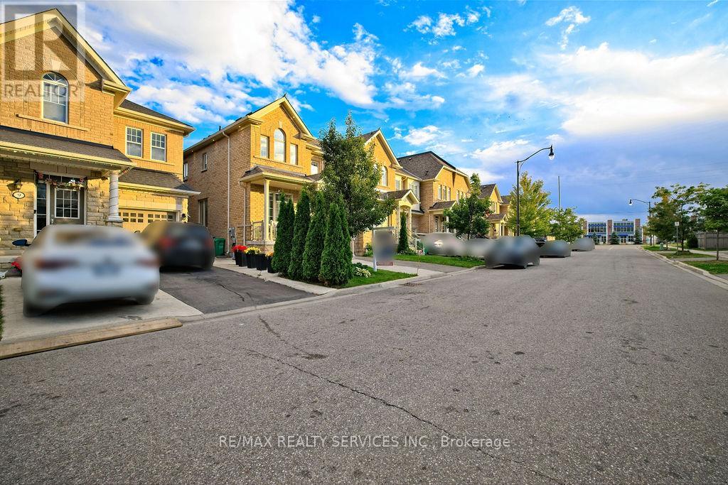 Photo 38 of 11 Trentonian Street, Brampton ON