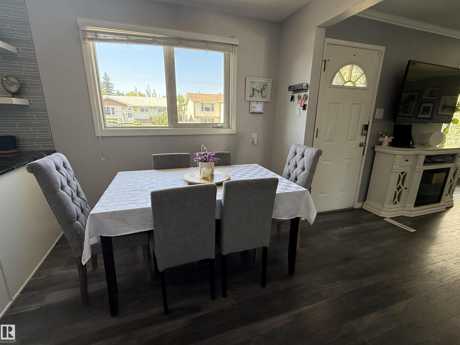 Photo 5 of 14919 96 St Nw Nw, Edmonton AB