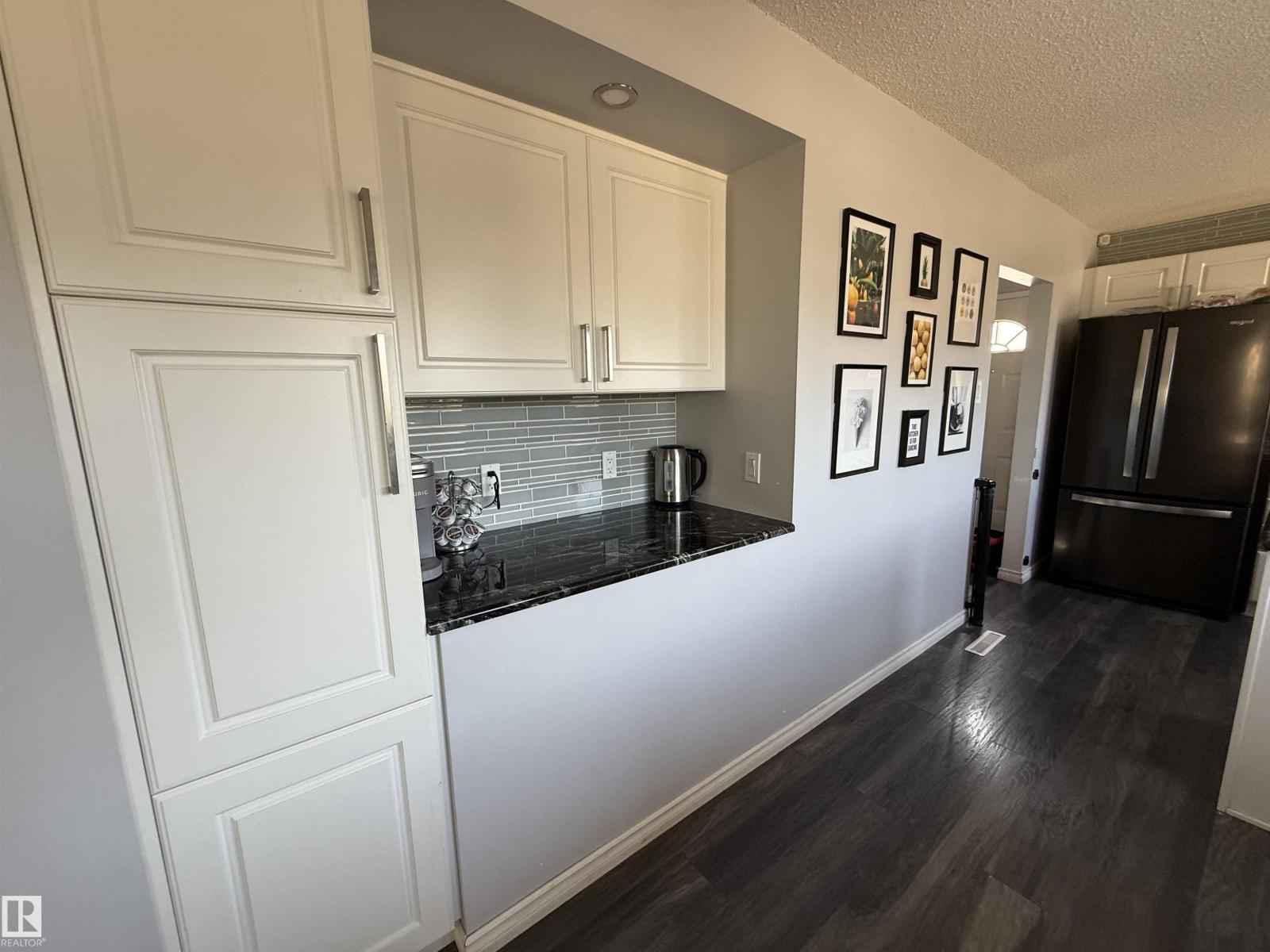 Photo 8 of 14919 96 St Nw Nw, Edmonton AB