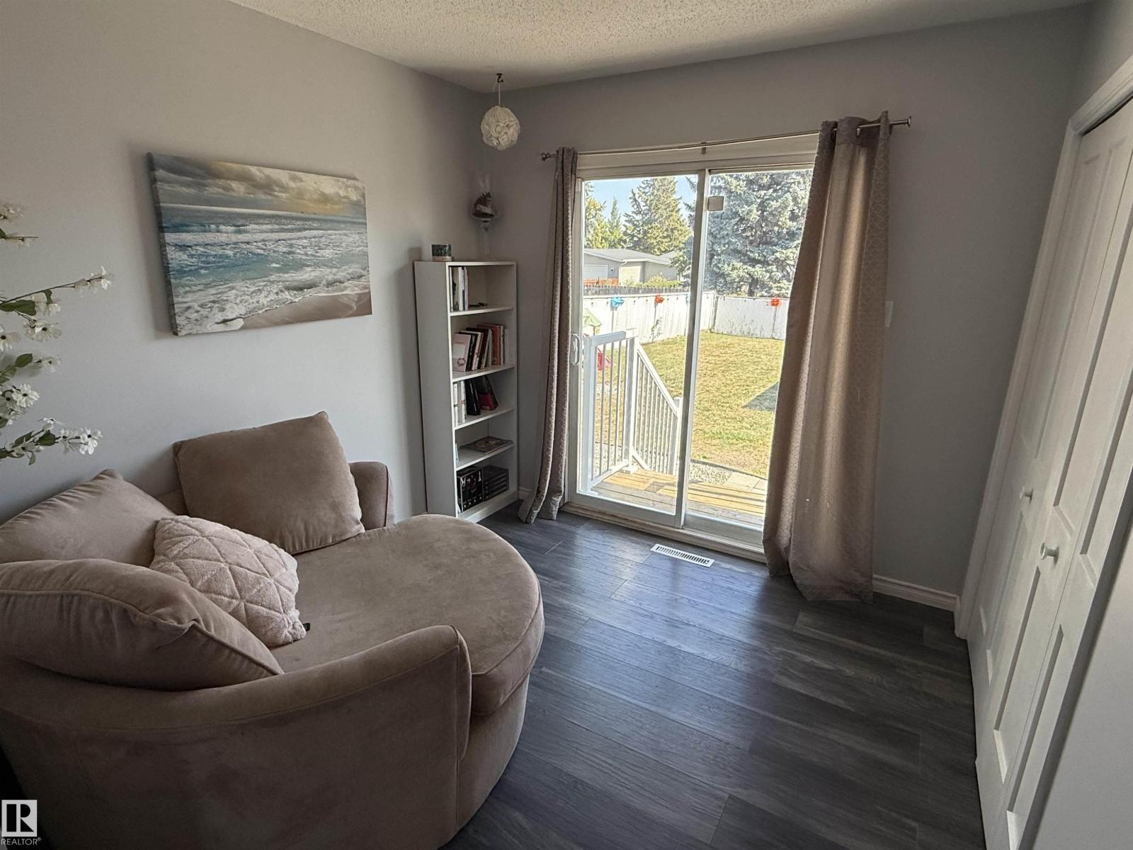 Photo 9 of 14919 96 St Nw Nw, Edmonton AB