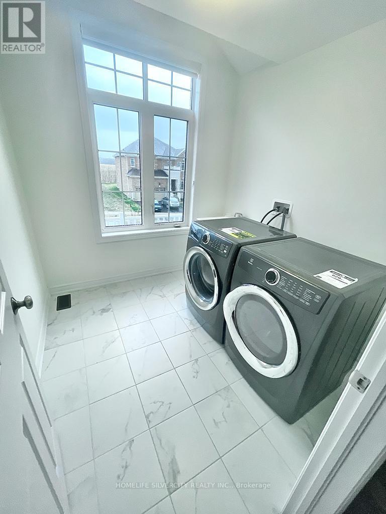 Photo 19 of 111 Oak Avenue, Brant ON
