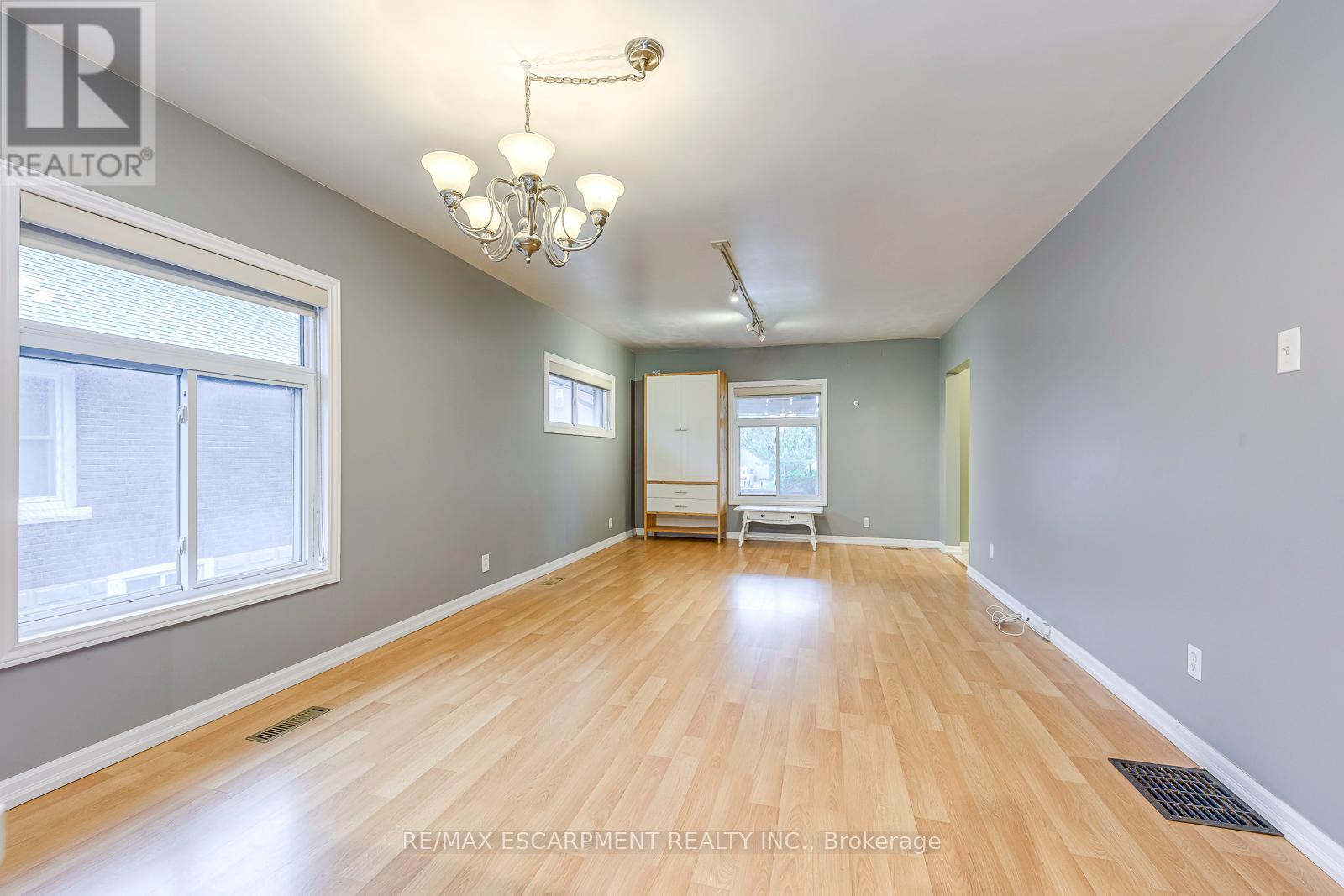 Photo 10 of 5188 Maple Street, Niagara Falls ON