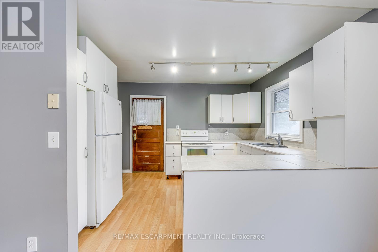 Photo 12 of 5188 Maple Street, Niagara Falls ON