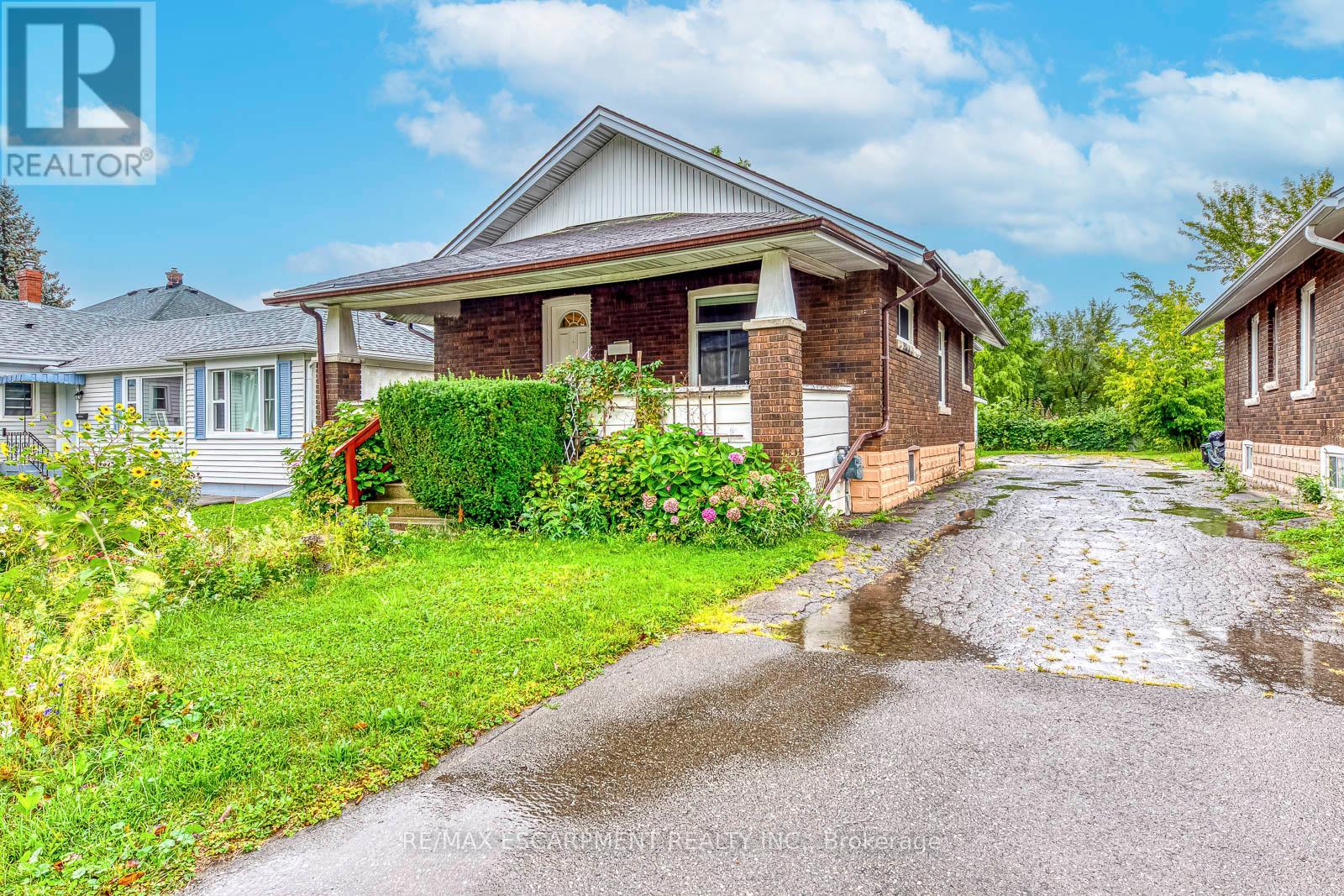 Photo 2 of 5188 Maple Street, Niagara Falls ON