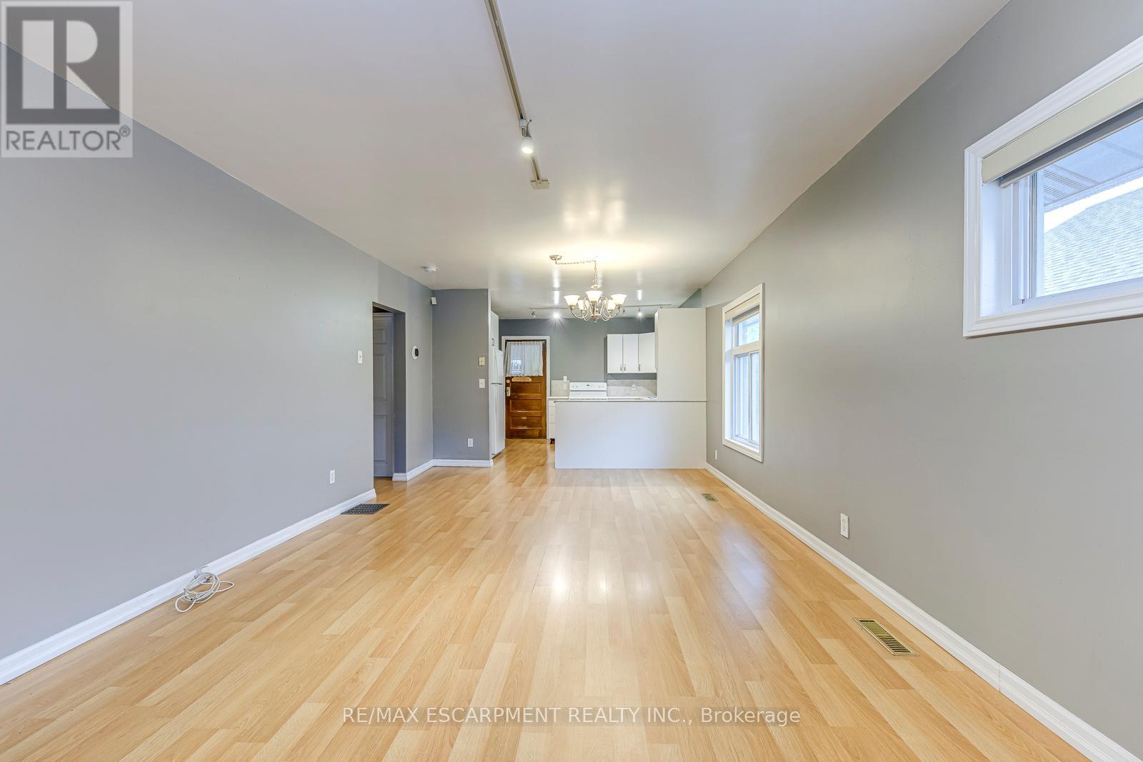Photo 7 of 5188 Maple Street, Niagara Falls ON