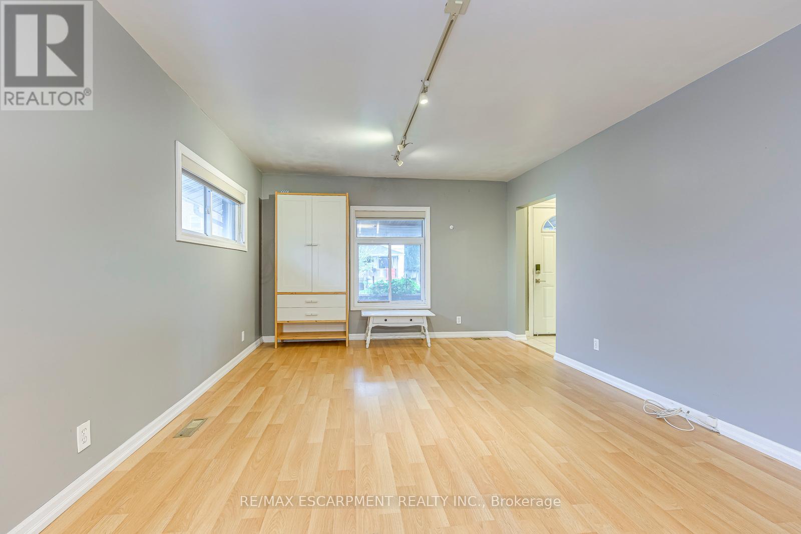 Photo 8 of 5188 Maple Street, Niagara Falls ON