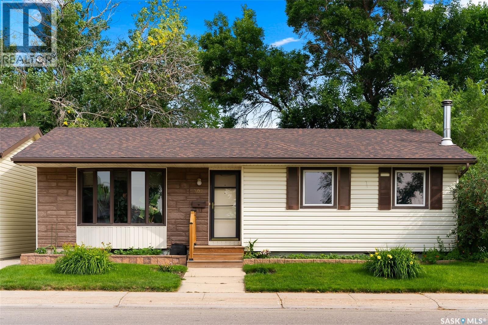 Photo 2 of 302 Cavendish Street, Regina SK