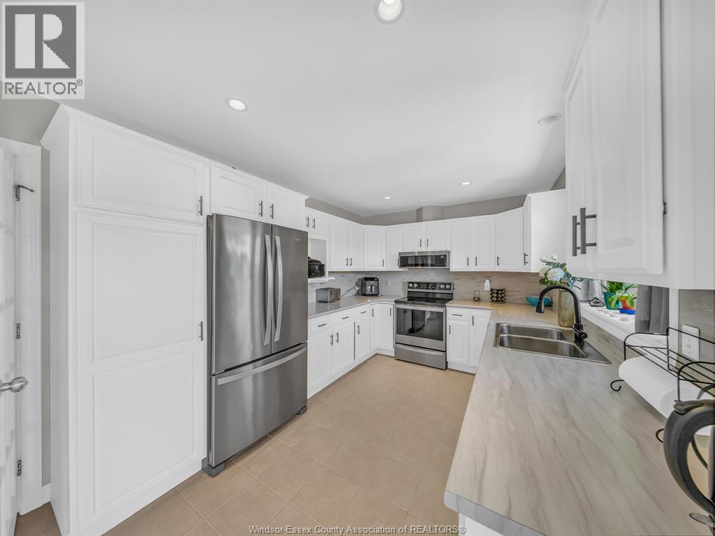 Photo 14 of 110 Sunset Drive, Harrow ON