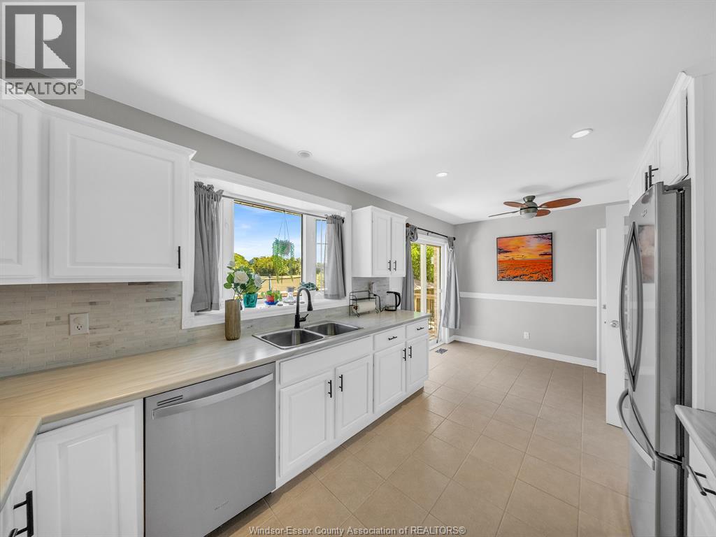 Photo 15 of 110 Sunset Drive, Harrow ON