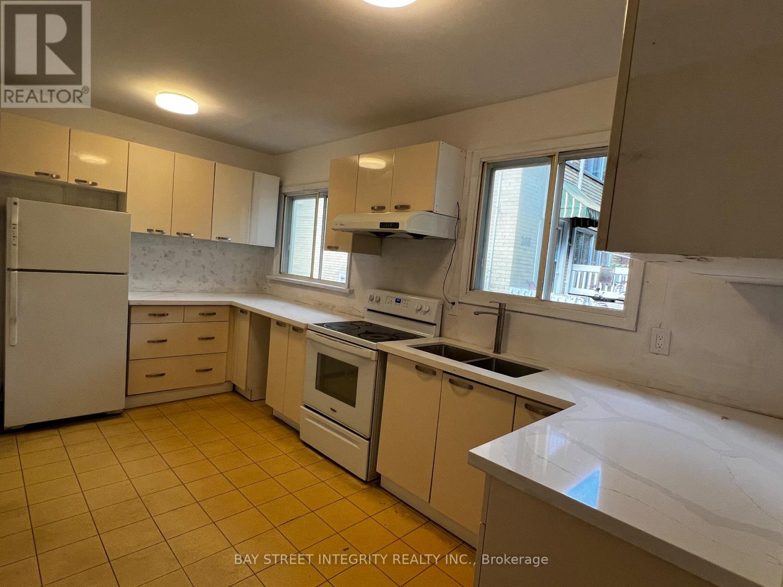 Photo 2 of 204 Greenfield Avenue, Toronto ON