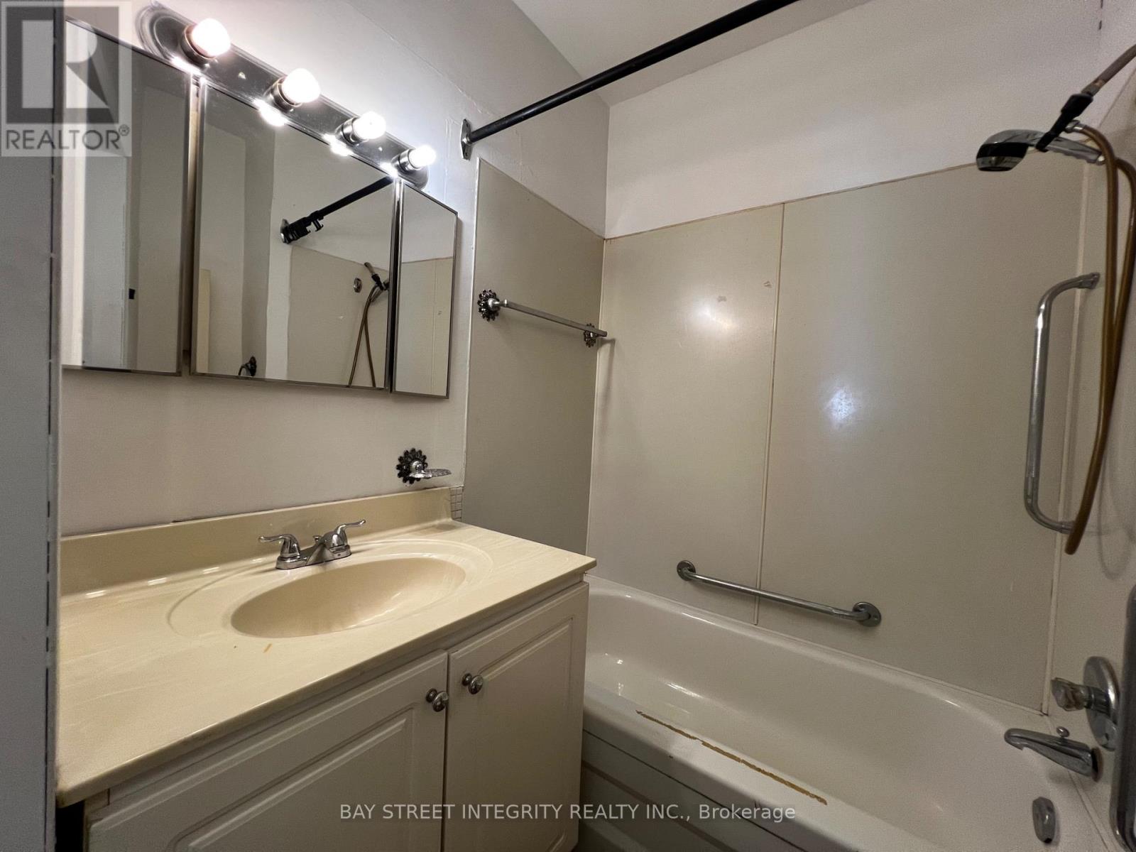 Photo 7 of 204 Greenfield Avenue, Toronto ON