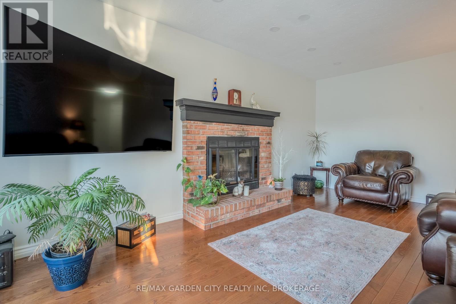 Photo 11 of 67 Chancery Circle, St Catharines ON