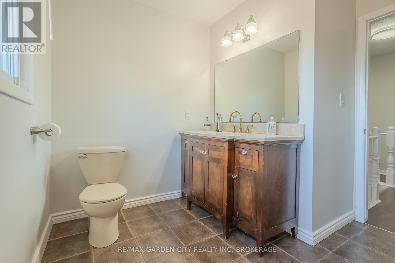 Photo 25 of 67 Chancery Circle, St Catharines ON
