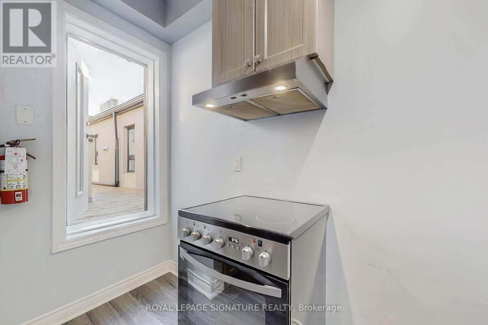 Photo 10 of 1 427 Danforth Avenue, Toronto ON