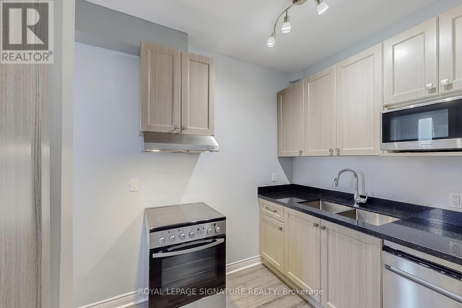 Photo 8 of 1 427 Danforth Avenue, Toronto ON