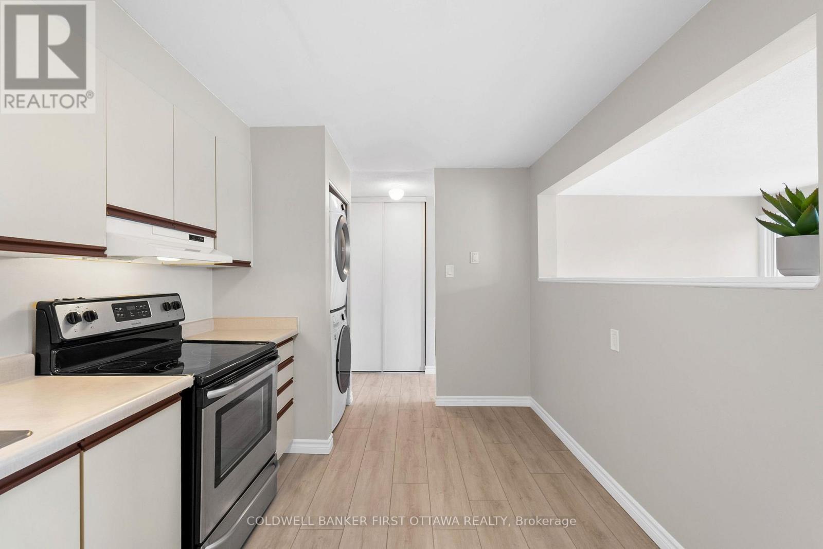 Photo 10 of 400 216 Viewmount Drive, Ottawa ON