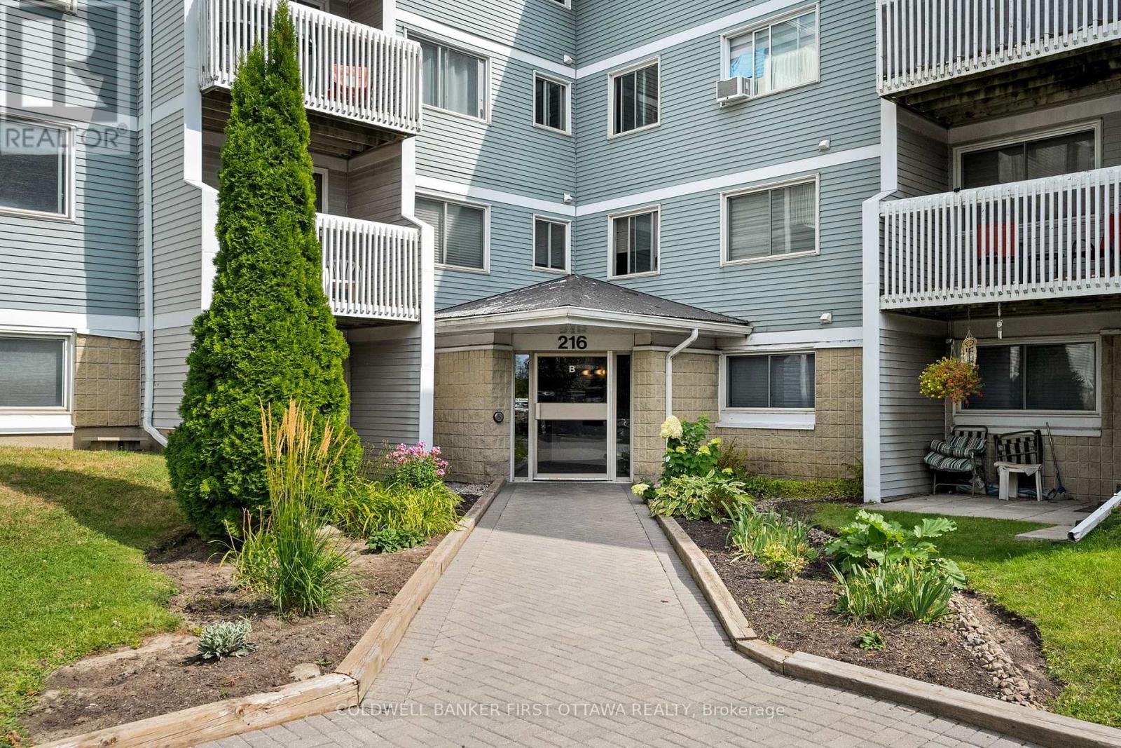 Largest 1 bed 1 bath unit in Viewmount Woods!