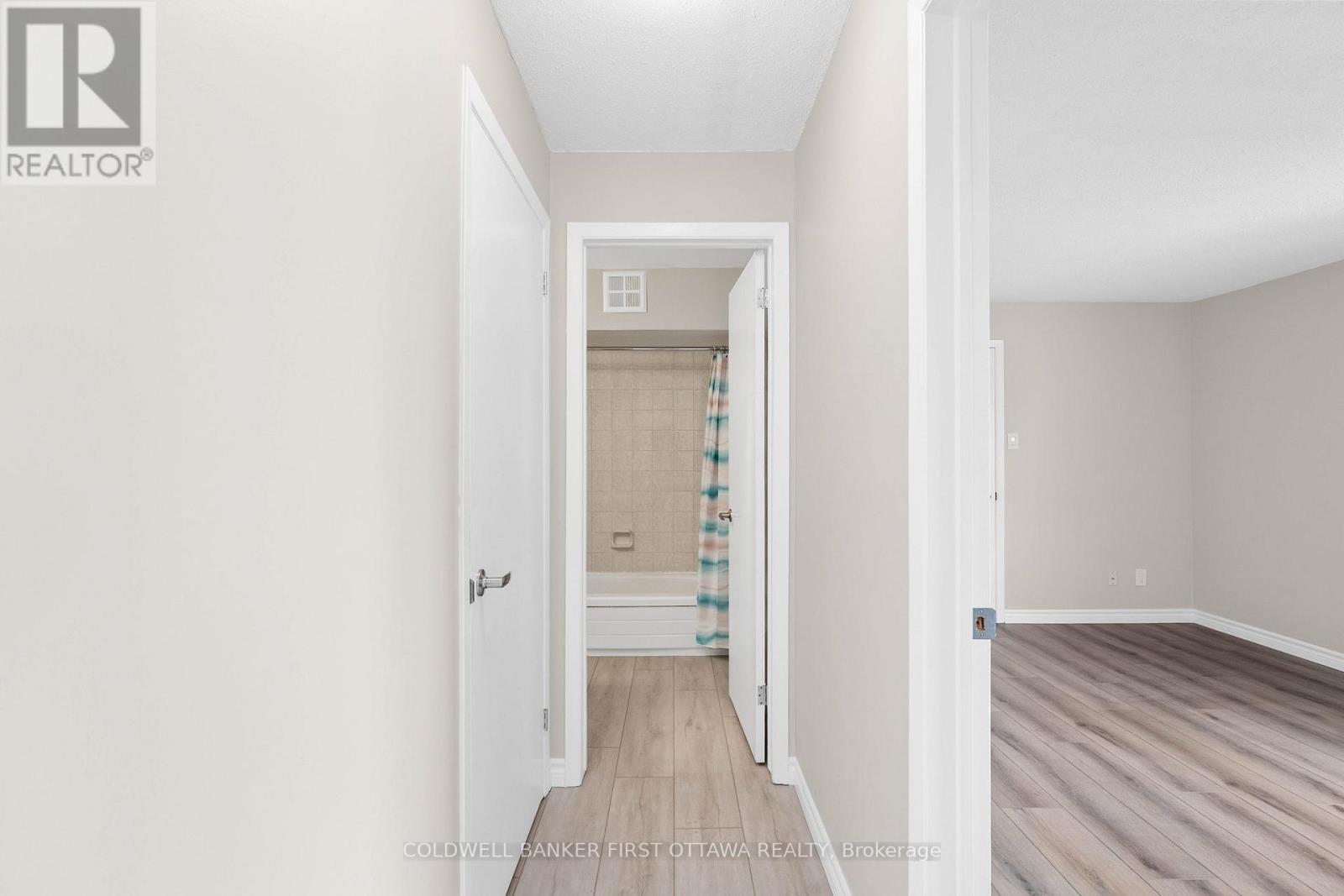 Photo 22 of 400 216 Viewmount Drive, Ottawa ON