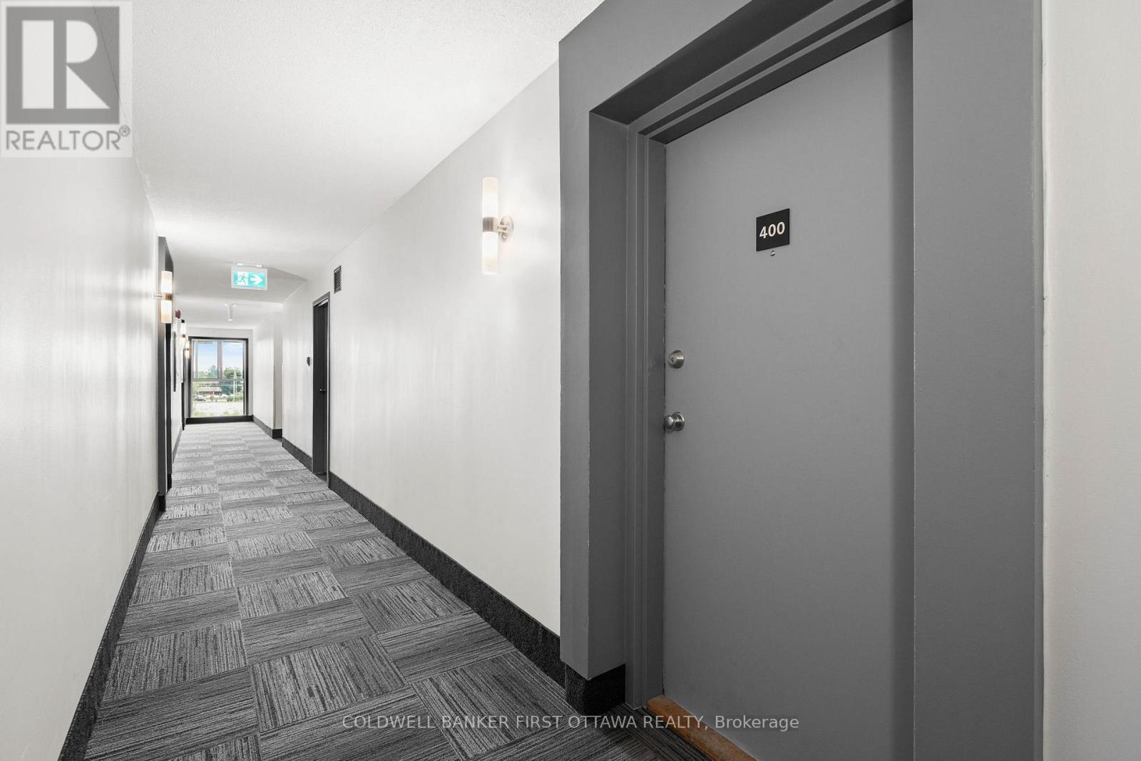 Level 400 (penthouse lvl) hallway.