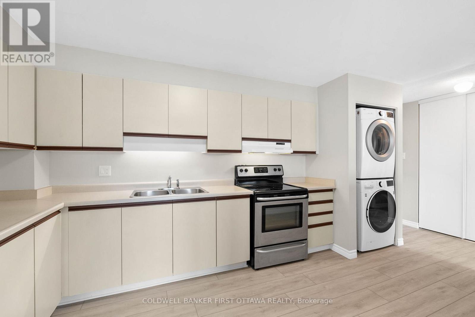 Photo 9 of 400 216 Viewmount Drive, Ottawa ON