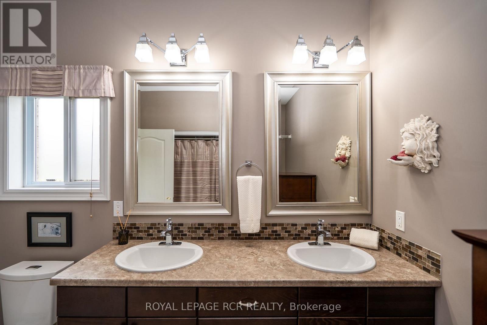 Photo 18 of 39 Dinnick Crescent, Orangeville ON