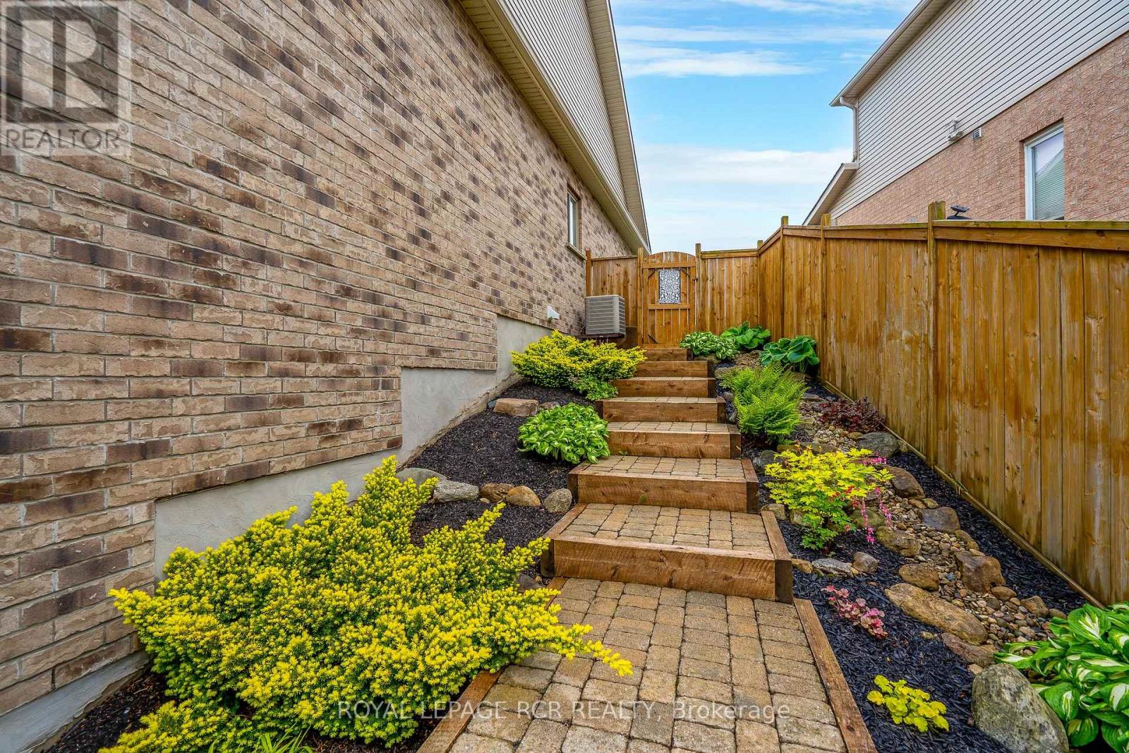 Photo 36 of 39 Dinnick Crescent, Orangeville ON