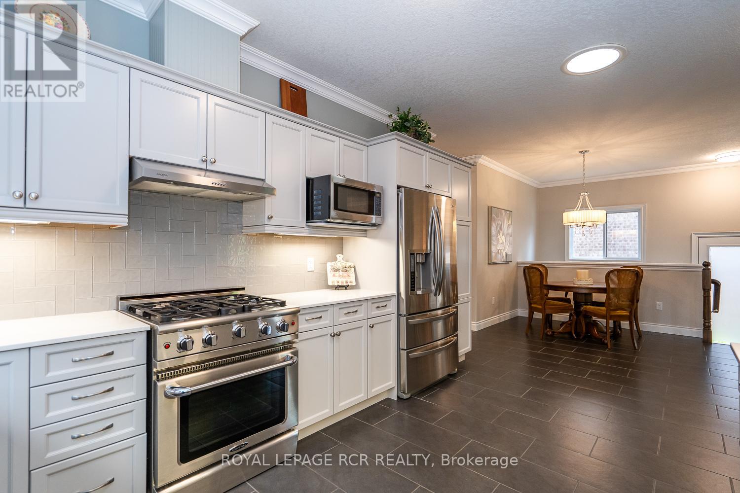 Photo 8 of 39 Dinnick Crescent, Orangeville ON