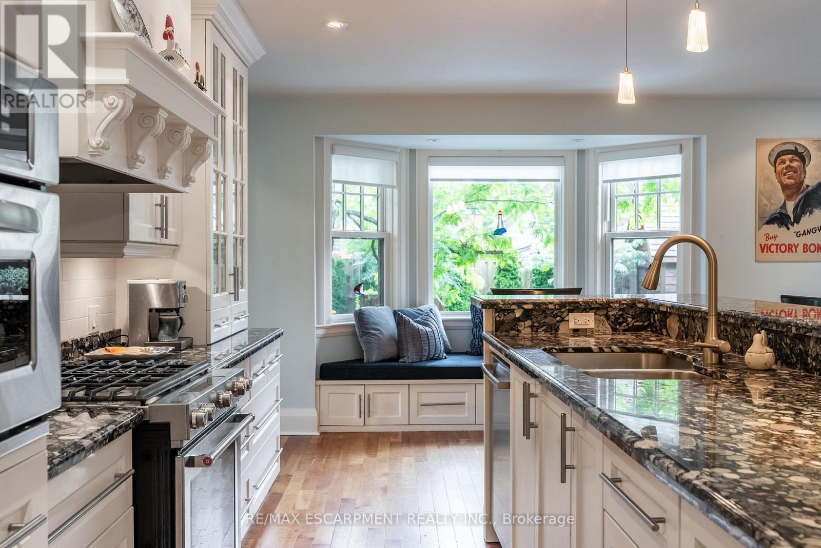 Photo 18 of 158 Dalewood Crescent, Hamilton ON