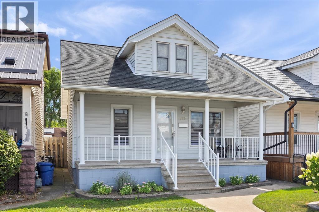 Photo 2 of 933 Hanna Street East, Windsor ON