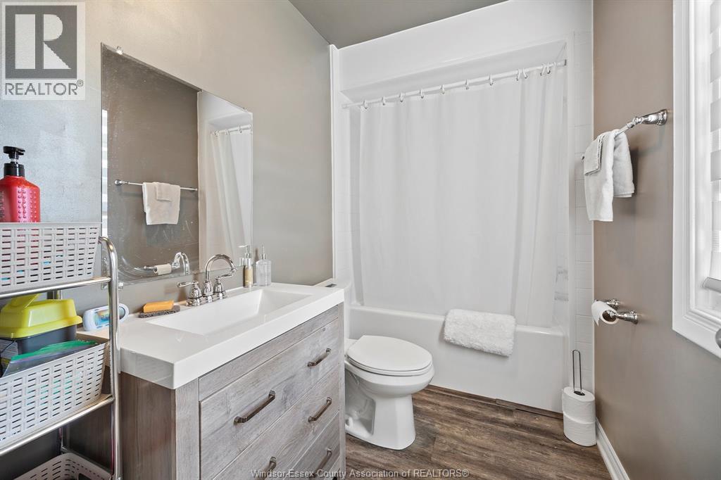 Photo 13 of 933 Hanna Street East, Windsor ON