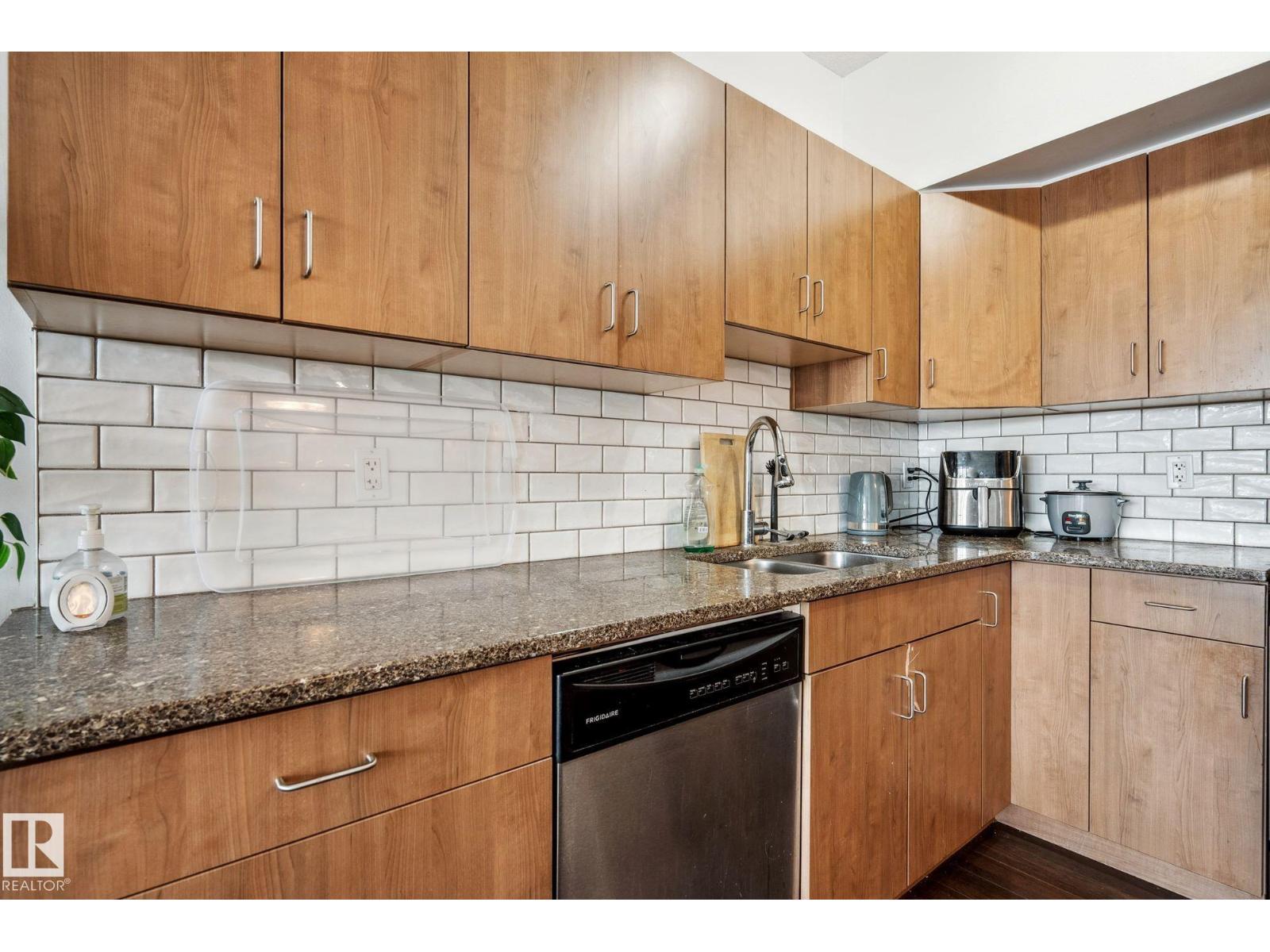 Photo 8 of 209 10518 113 St Nw, Edmonton AB