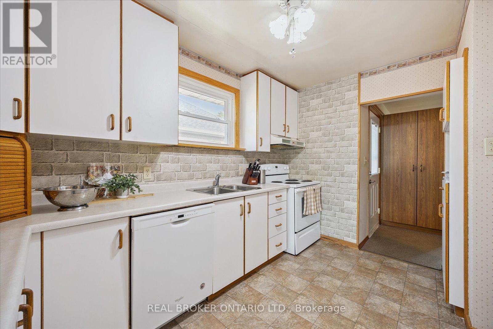Photo 15 of 89 Pontiac Avenue, Oshawa ON