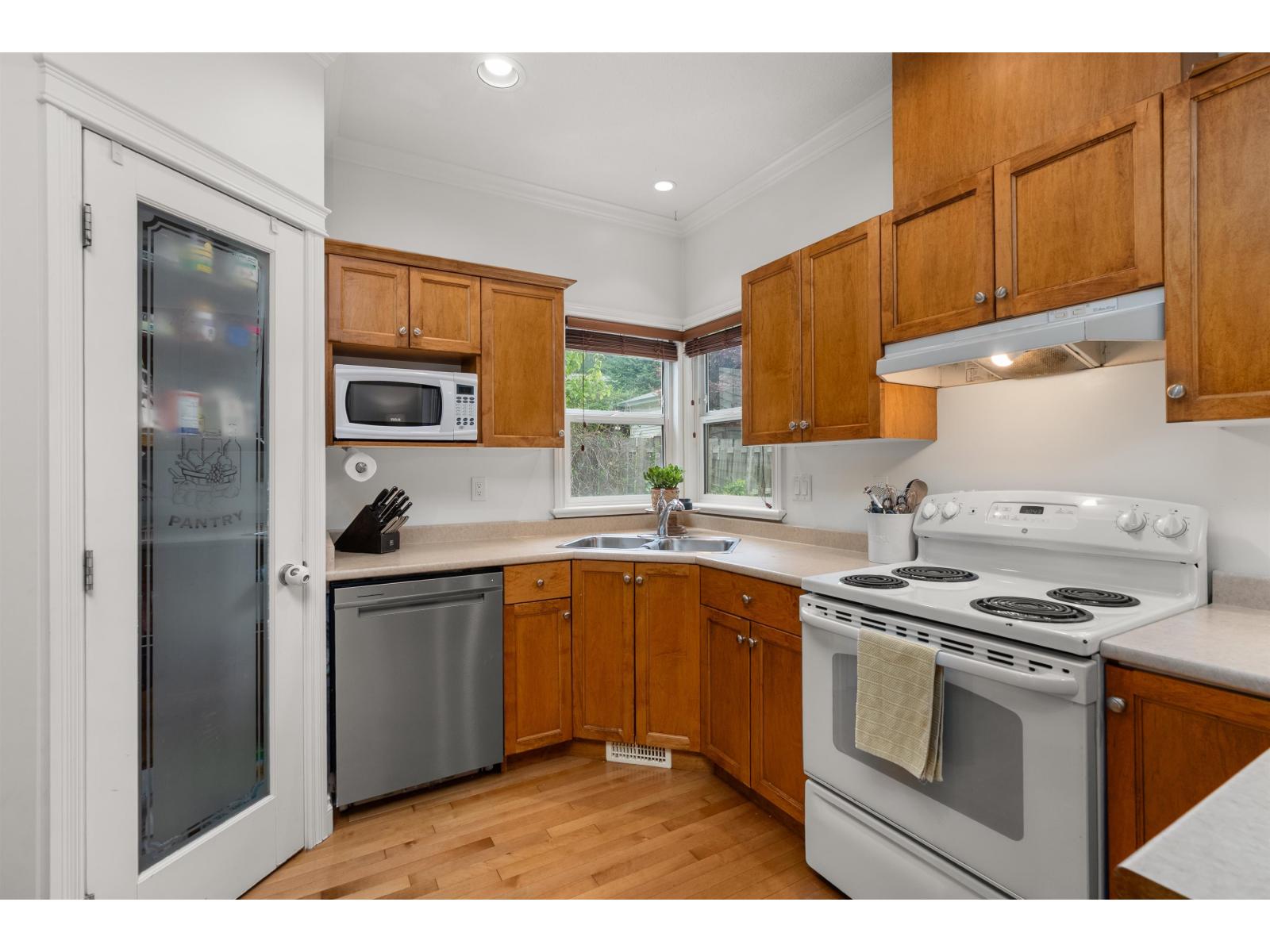 Photo 9 of 4410 Blauson Boulevard, Abbotsford BC