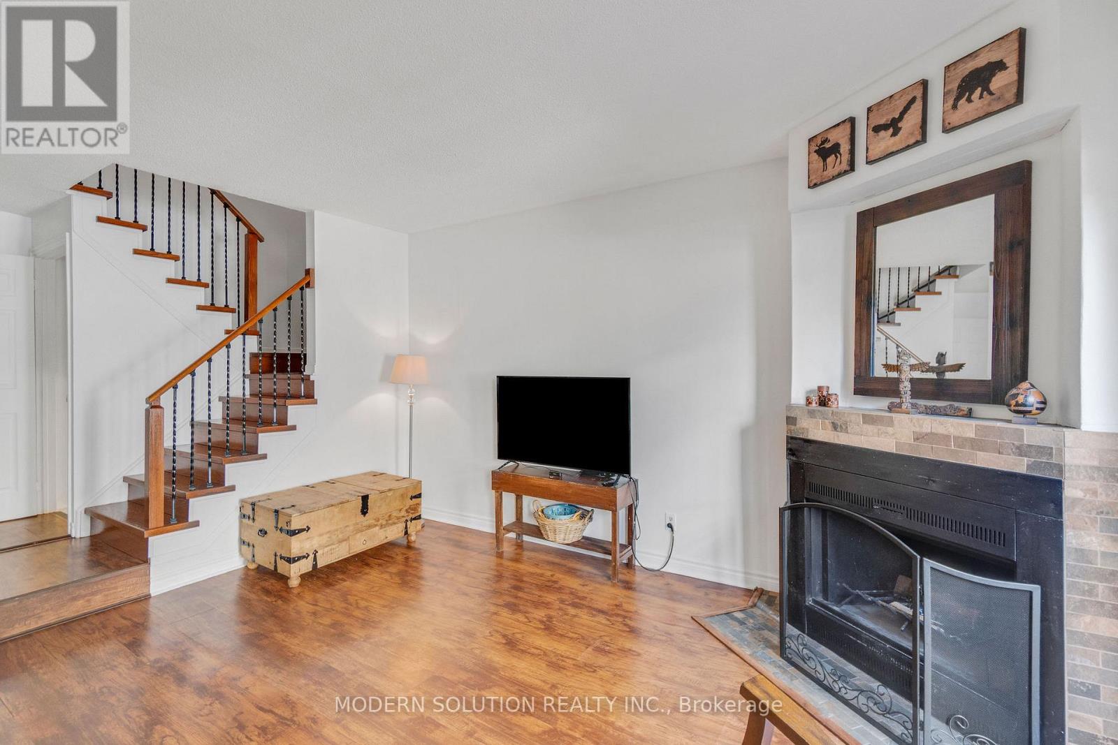 Photo 10 of 25 1021 Cedarglen Gate, Mississauga ON