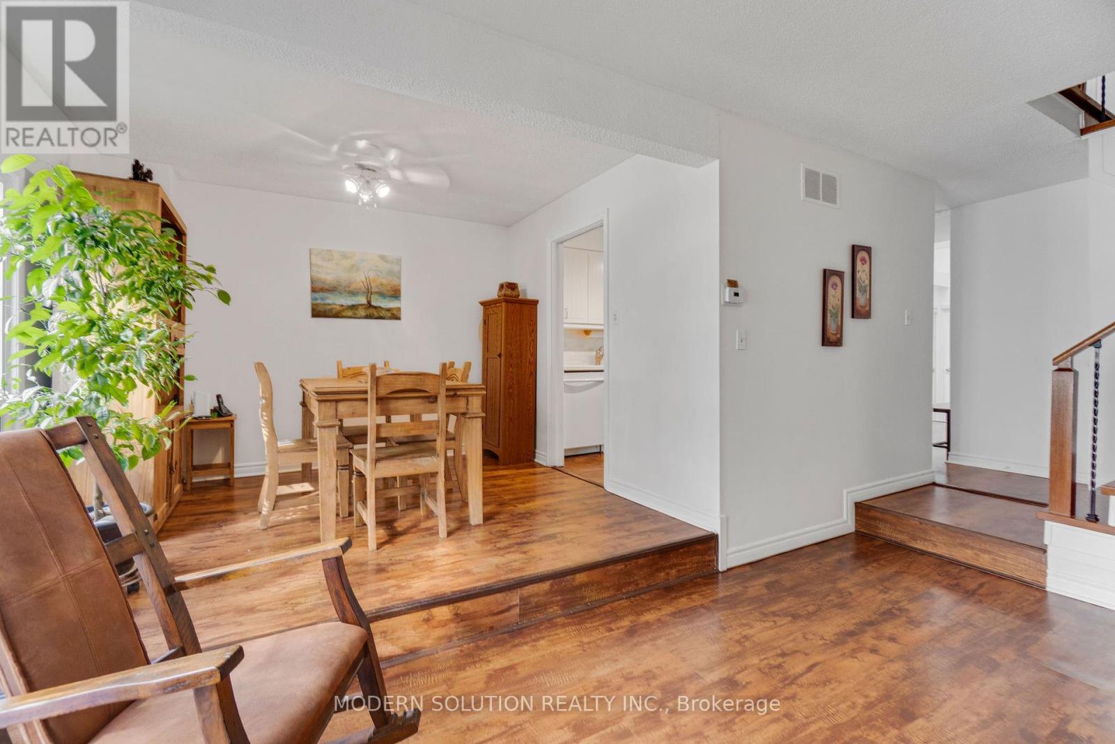 Photo 11 of 25 1021 Cedarglen Gate, Mississauga ON