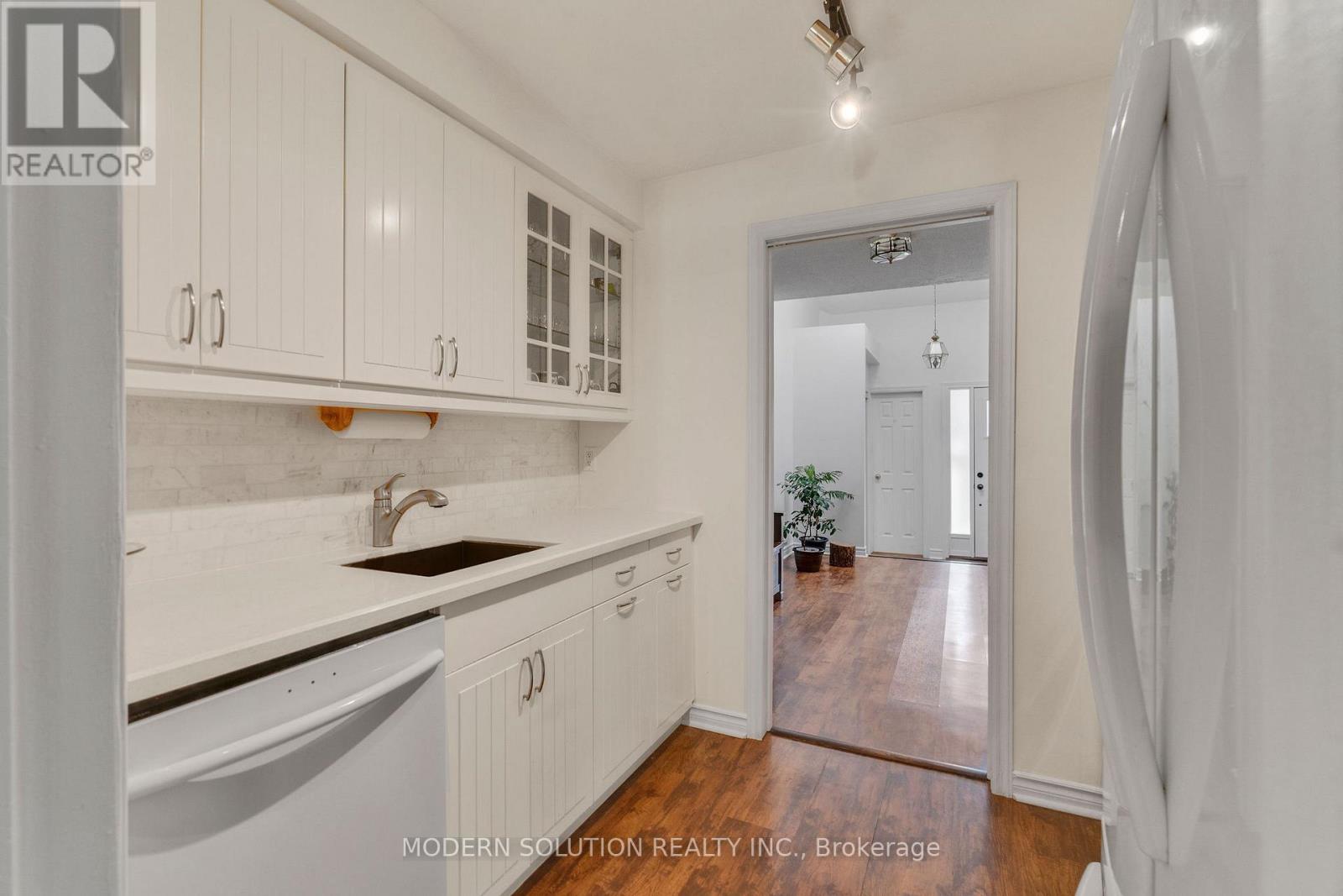 Photo 13 of 25 1021 Cedarglen Gate, Mississauga ON