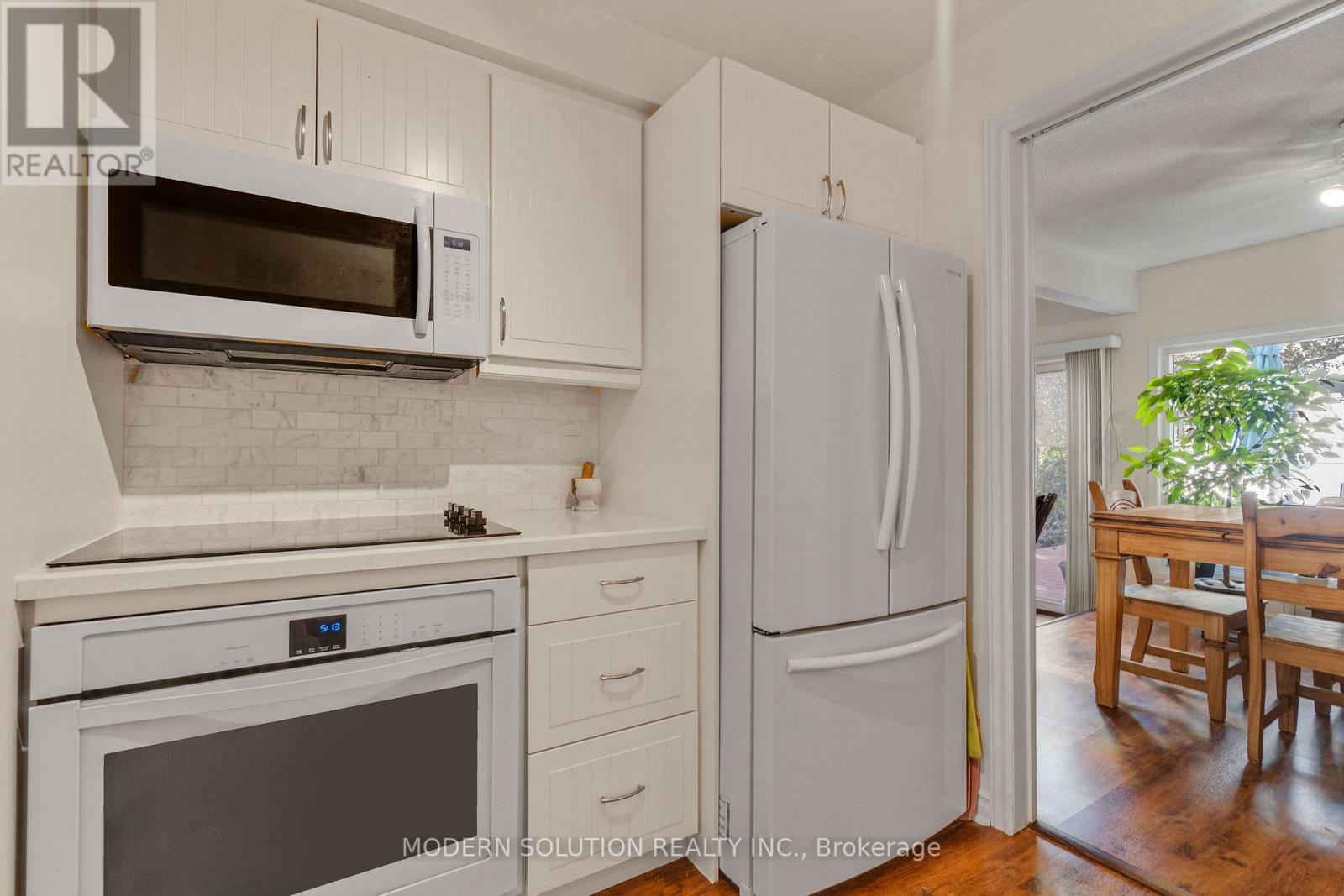 Photo 14 of 25 1021 Cedarglen Gate, Mississauga ON