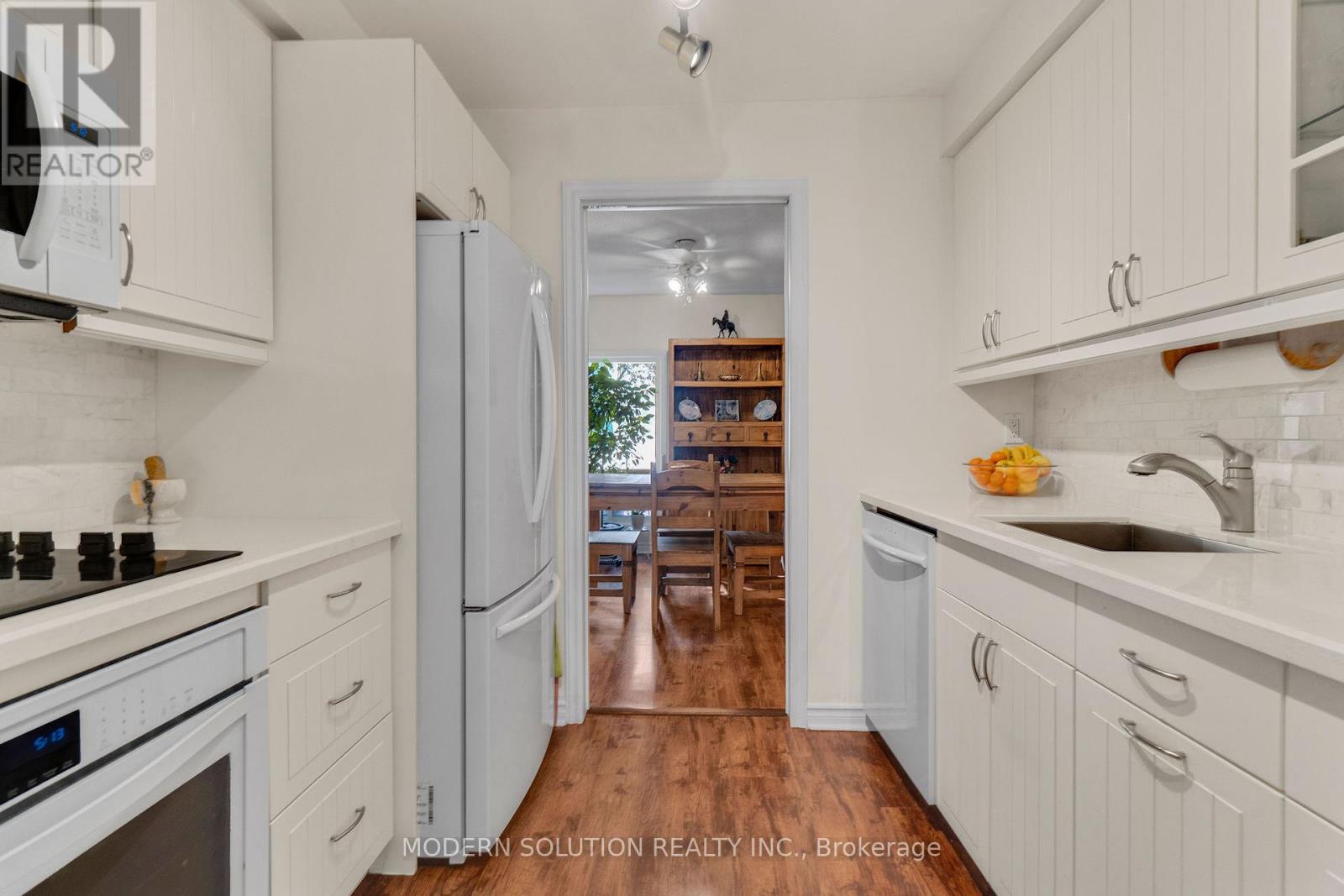 Photo 15 of 25 1021 Cedarglen Gate, Mississauga ON