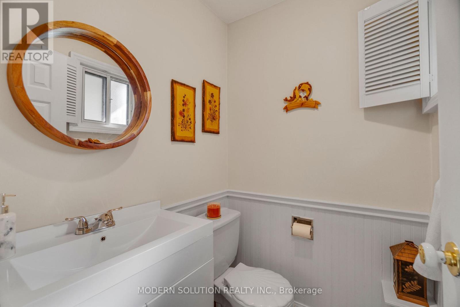 Photo 16 of 25 1021 Cedarglen Gate, Mississauga ON