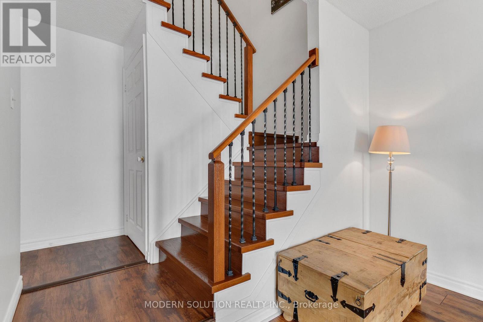 Photo 17 of 25 1021 Cedarglen Gate, Mississauga ON