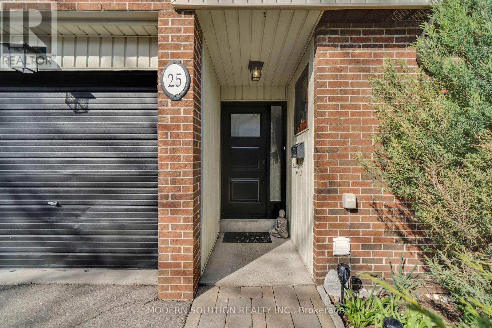 Photo 2 of 25 1021 Cedarglen Gate, Mississauga ON
